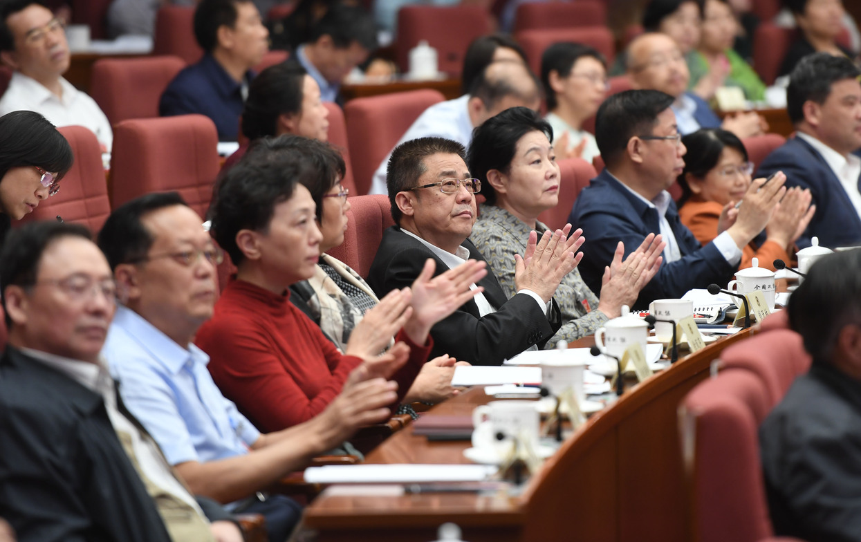 精彩的发言博得了现场阵阵掌声