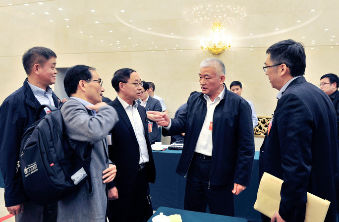 院士们与科技部部长王志刚现场交换意见
