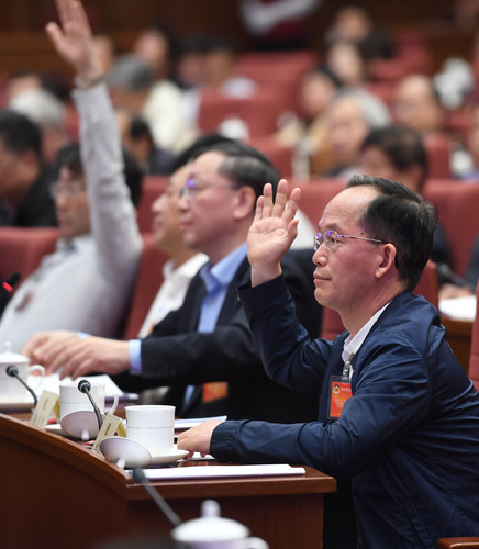 委员们争先举手，争取发言机会