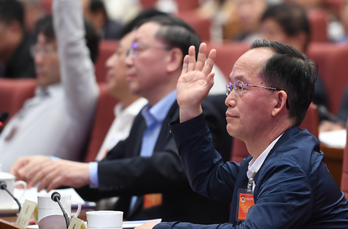 委员们争先举手，争取发言机会