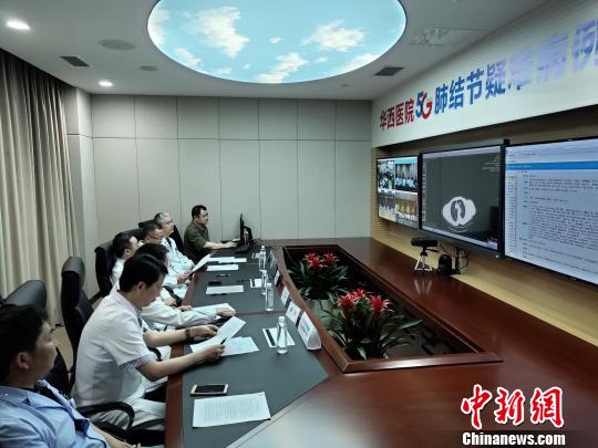 图为5G网络远程会诊及手术现场。　王鹏 摄