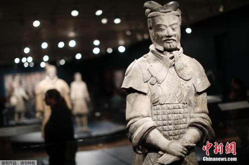 资料图:当地时间2018年4月21日,美国俄亥俄州辛辛那提,秦始皇“兵马俑”展在辛辛那提艺术博物馆举行。 点击进入下一页