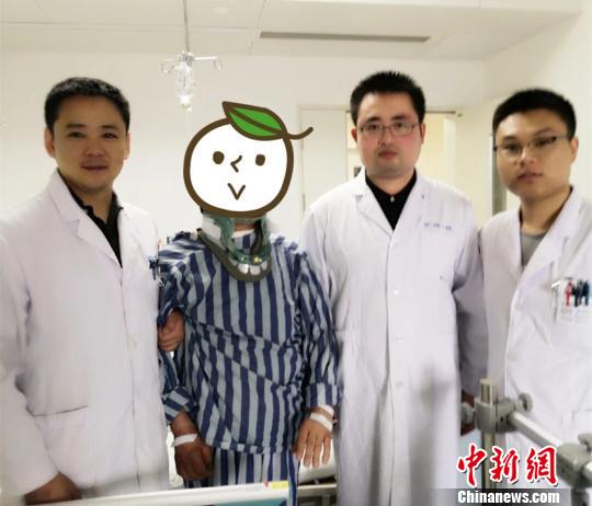 脊柱外科主治医生和患者 冯凯 摄