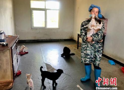 图为志愿者张晓京正在陪伴小狗。　夏莹 摄