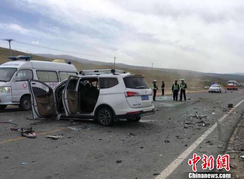 图为小型普通客车事发现场。　钟欣　摄