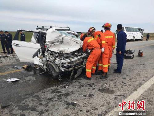 图为消防人员在现场救援。　钟欣 摄