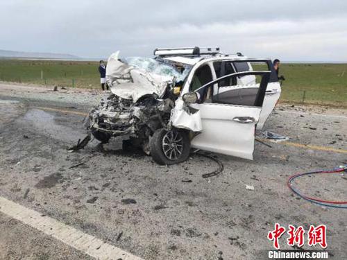 图为小型普通客车事发现场。　钟欣 摄