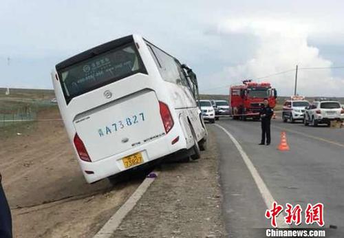 图为大型客车事故现场。　钟欣 摄