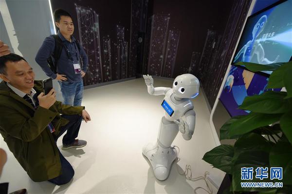 5月26日，参观者在数博会上与5G+智能机器人进行拍照互动。 当日，2019中国国际大数据产业博览会在贵阳开幕，全球大数据业界的代表和嘉宾围绕“创新发展·数说未来”的主题，共商大数据产业发展与合作大计。 新华社记者 杨文斌 摄
