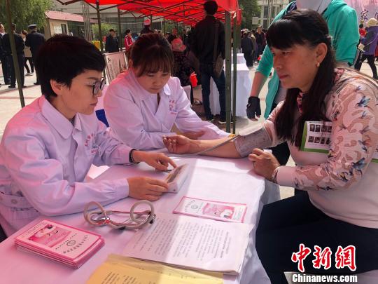图为医护人员正在义诊。(资料图) 徐雪 摄