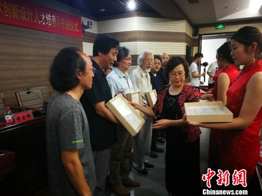 河北师范大学副校长武志英向项目授课专家代表颁发聘书。　李晓伟 摄