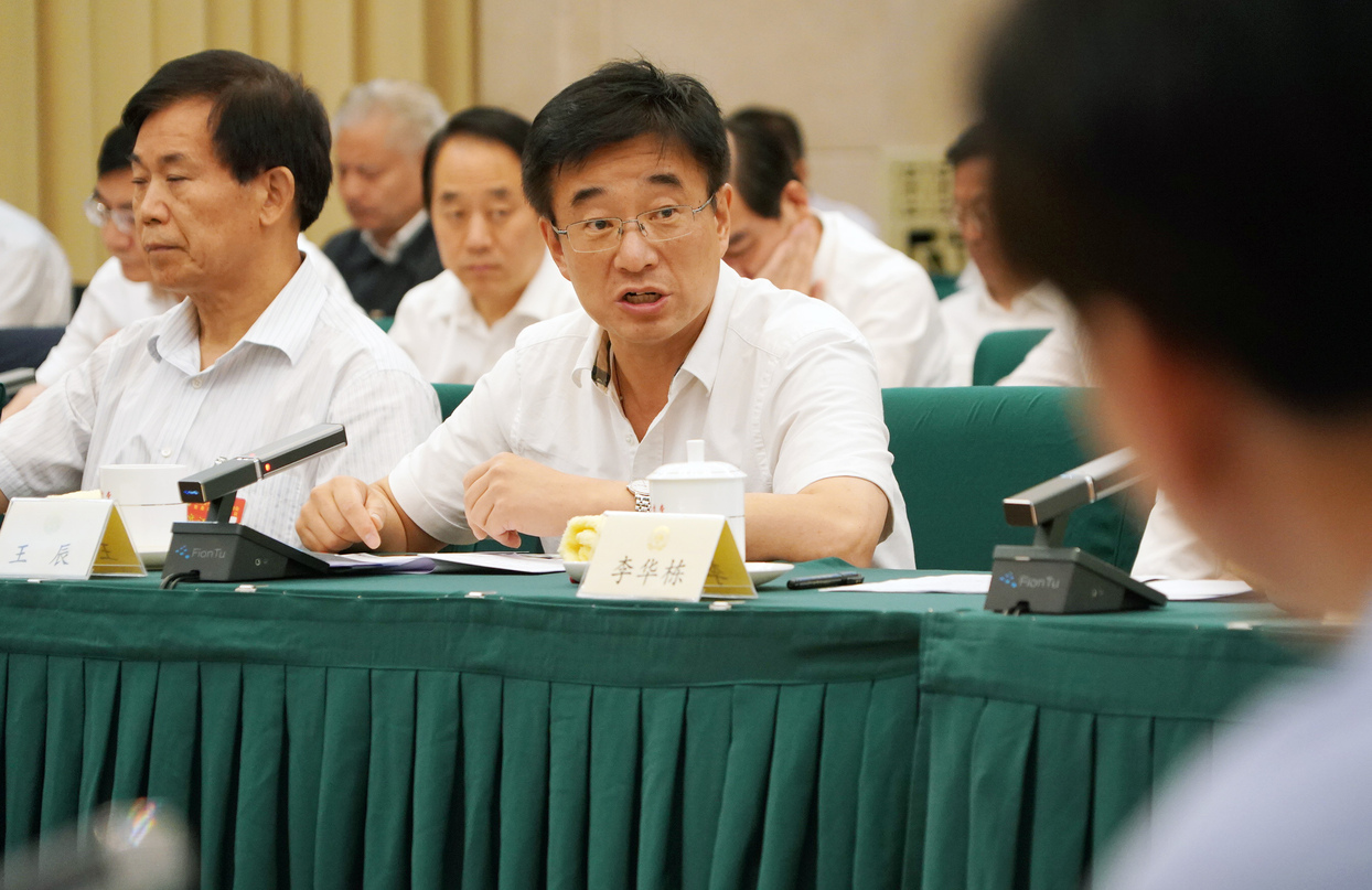     全国政协十三届常委会第七次会议小组讨论现场
