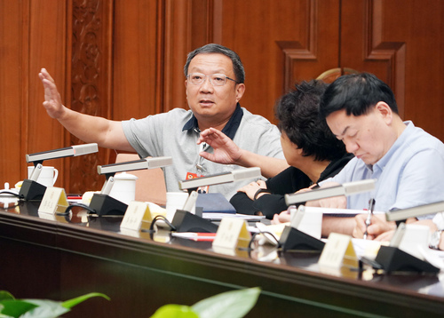 杜卫常委在专题分组讨论会上发言。