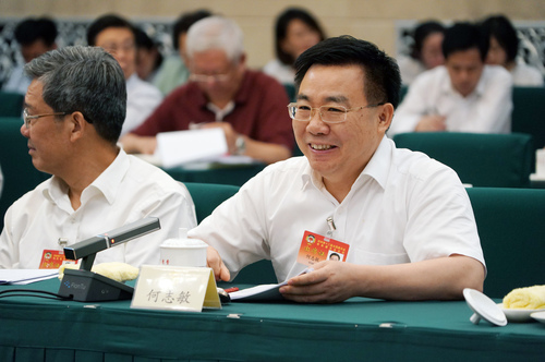 何志敏常委在专题分组讨论会上发言。