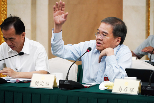 胡定旭常委在专题分组讨论会上举手参与现场互动。