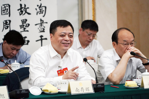南存辉常委在专题分组讨论会上发言。