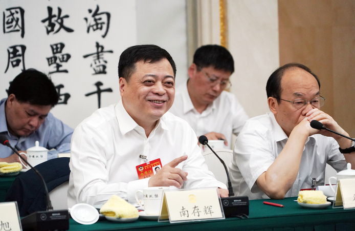  全国政协十三届常委会第七次会议小组讨论现场