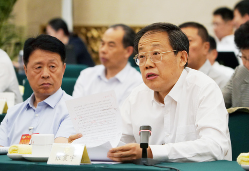 张震宇常委在专题分组讨论会上发言。