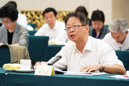 郑兰荪常委在专题分组讨论会上发言。