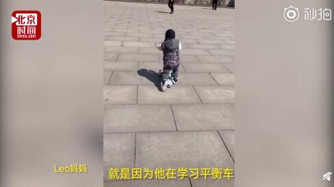 两岁男孩独自录制vlog走红:一个人实在太无聊