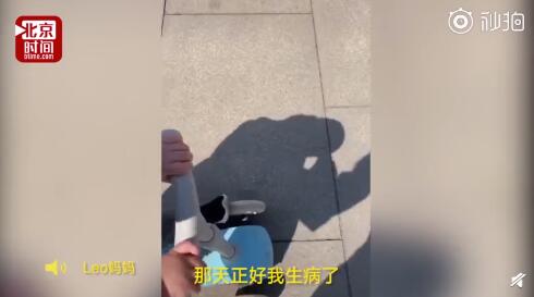 两岁男孩独自录制vlog走红:一个人实在太无聊