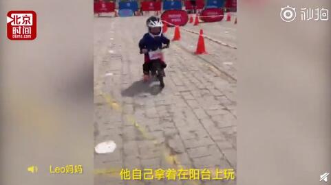 两岁男孩独自录制vlog走红:一个人实在太无聊