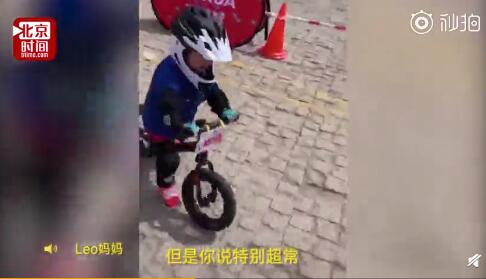 两岁男孩独自录制vlog走红:一个人实在太无聊
