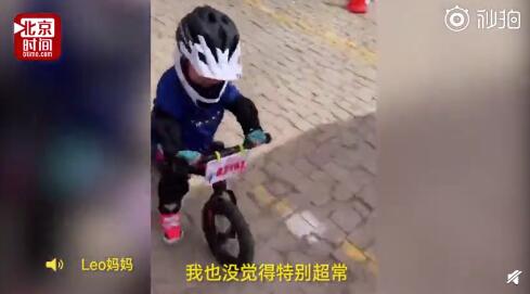 两岁男孩独自录制vlog走红:一个人实在太无聊