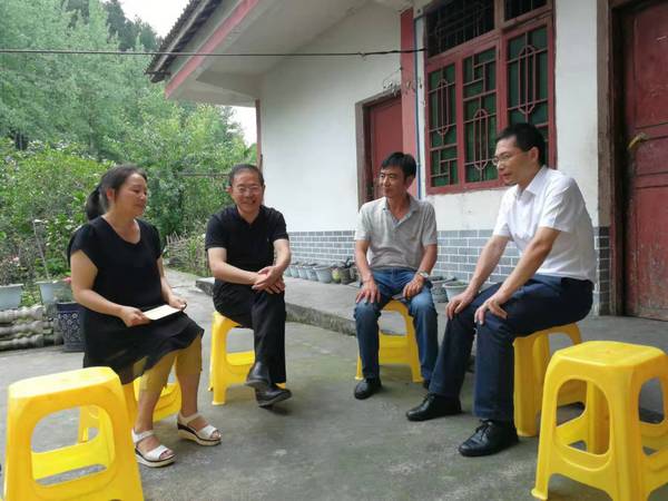 重庆市黔江区政协开展七一慰问活动