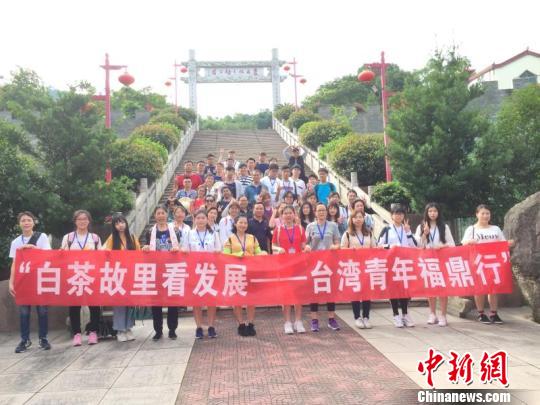 图为合影留念。　王俊骁 摄