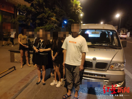 面包车深夜载12名年轻女子 司机:控制好车速没问题