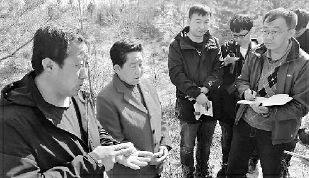     本报记者路强正在采访治沙英雄牛玉琴母子。