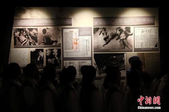 资料图:2016年10月20日,由外交部处理日本遗弃在华化学武器问题办公室和国防部处理日本遗弃化学武器办公室联合主办,侵华日军南京大屠杀遇难同胞纪念馆承办,江苏省人民政府外事办公室协办的《还人民一片净土——处理日本遗弃在华化学武器工作纪实展》在南京开幕。本次展览共展示了700多幅图片、70余件文物、300多枚复制化学弹模型,并通过幻影呈像、场景复原等多种现代化手段,全面揭露了侵华日军使用化学武器的罪行,展现了参与处理日遗化武工作人员不畏艰险、无私奉献,力争早日还人民一片净土的决心。<a target='_blank' href='http://www.chinanews.com/'>中新社</a>记者 泱波 摄 点击进入下一页