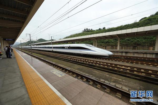 7月9日，一列动车组列车驶入贵州铜仁南站。