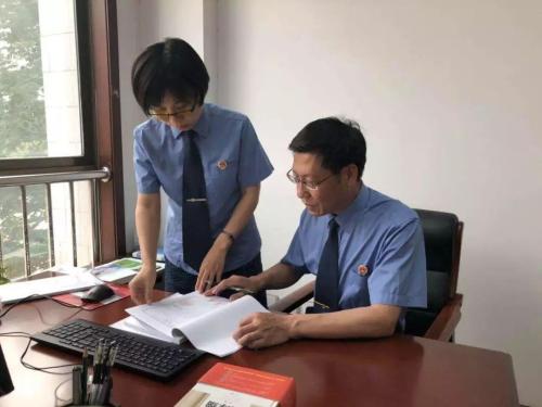 潍城区检察院“零口供”猥亵儿童案承办人在研讨案件。 潍城区检察院供图 点击进入下一页