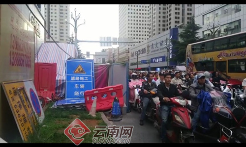 为逃避检查 昆明两中学生驾驶摩托在闹市狂飙连撞两人