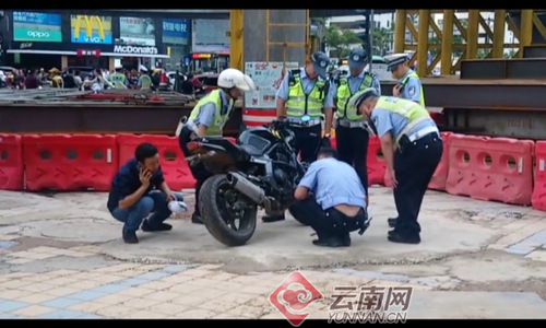 为逃避检查 昆明两中学生驾驶摩托在闹市狂飙连撞两人