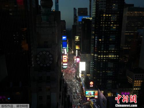 当地时间13日傍晚，纽约曼哈顿发生大面积停电，建筑物一片漆黑。