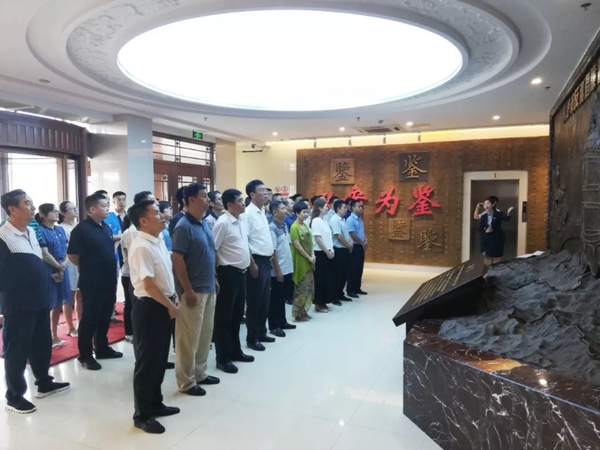 大连市委统战部组织机关党员干部参观反腐倡廉警示教育基地
