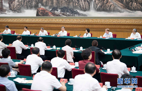 7月25日，中华人民共和国成立70周年民族工作创新与发展座谈会在北京召开。中共中央政治局常委、全国政协主席汪洋出席会议并讲话。 新华社记者 李涛 摄