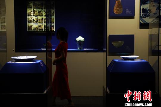 《白色金子·东西瓷都——从景德镇到梅森瓷器大展》。　汤彦俊 摄
