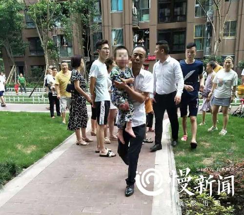 f5f598d0f05bd57320b8ce4aefcbca94.jpg 重庆一3岁男童六楼坠下 众邻居合力用两床被子接住