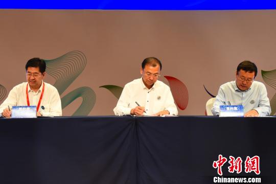 图为内蒙古自治区党委宣传部、内蒙古自治区文化和旅游厅、北京服装学院签署三方战略合作协议。　张玮 摄