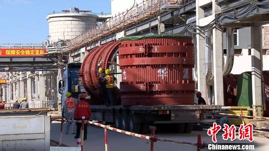 神华国能宝清电厂在紧张施工。　钟欣 摄