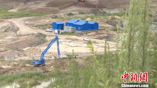 朝阳露天煤矿地面生产系统已建成。　钟欣 摄