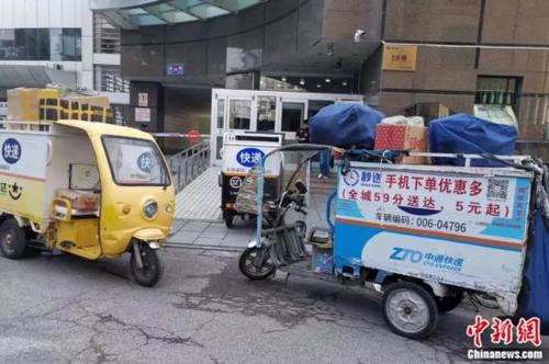 北京东城区,多家公司快递车在进行投递。张旭 摄 北京东城区,多家公司快递车在进行投递。张旭 摄