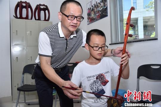 “非遗”传承人庄炳文致力于保护和传承北管，为学生开展公益培训活动。　陈龙山 摄