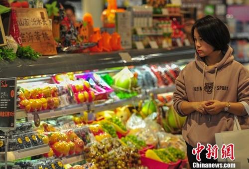 资料图：消费者选购蔬菜水果。<a target='_blank' href='http://www.chinanews.com/'>中新社</a>记者 于海洋 摄