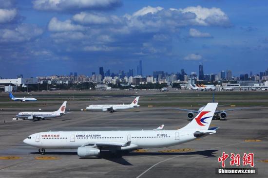 在超强台风“利奇马”影响最大的8月10日，上海两大机场共取消航班1988架次，其中浦东1269架次、虹桥719架次。8月11日，随着台风影响减弱，两场与各驻场单位通力协作，全力做好航班运行恢复工作，目前机场运行起降已基本正常。殷立勤 摄