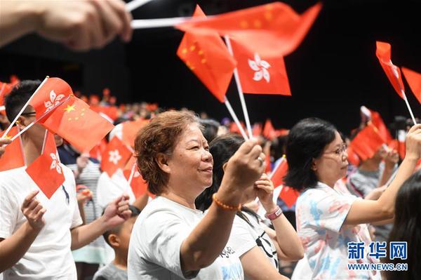 8月24日，参与者在活动中挥舞旗帜。新华社记者 卢汉欣 摄